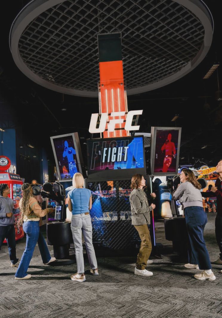 Przyglądamy się nowemu ekskluzywnemu automatowi boksersko-UFC w Dave & Buster's